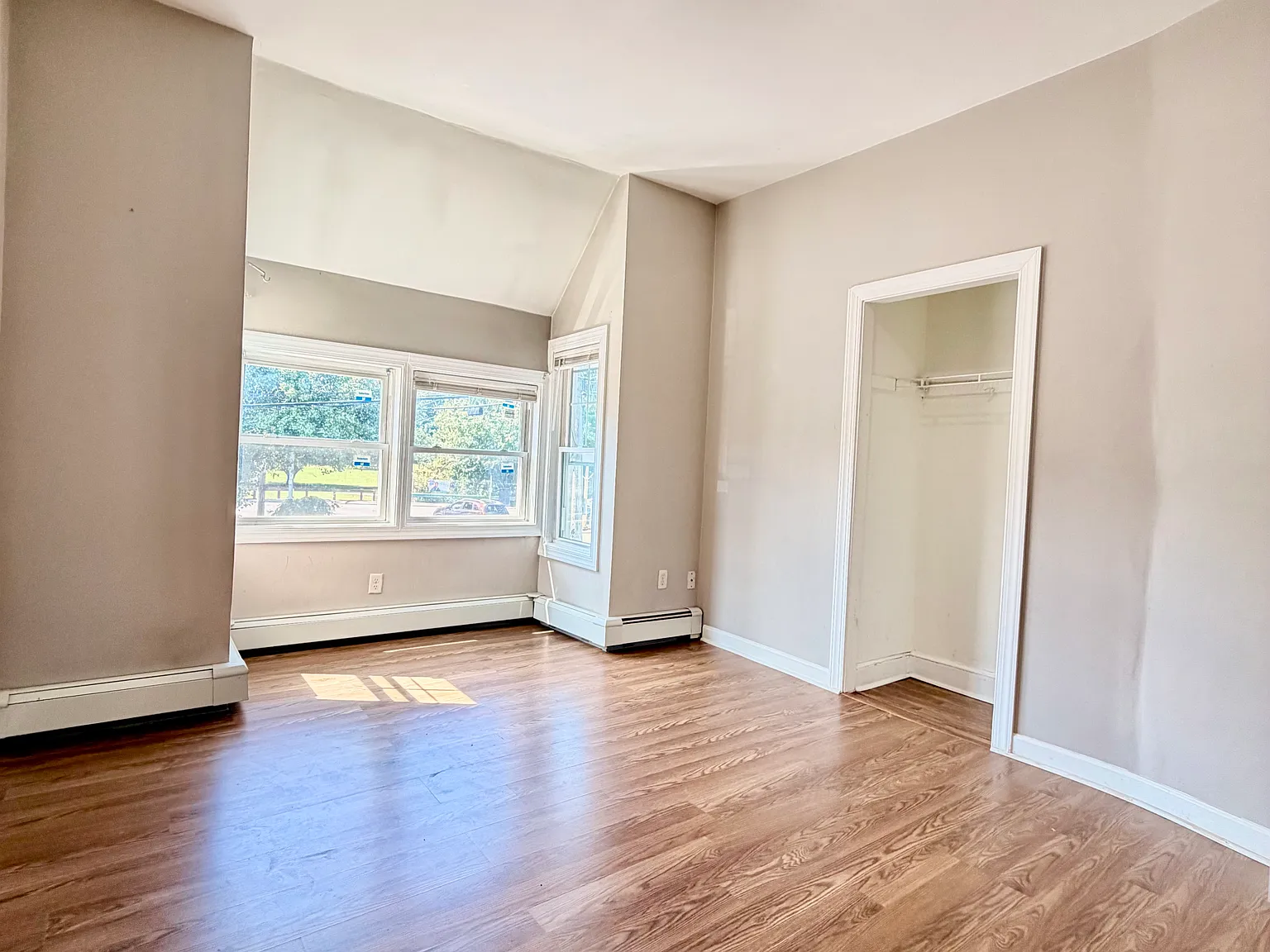 3 bed, 1100 sqft, $2,400 — Photo 3