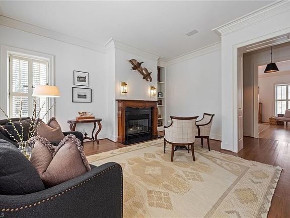 4th image of 208 Willoughby Blvd