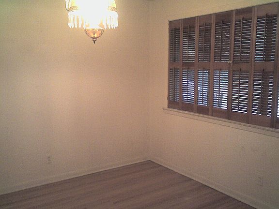 Dining room w/hardwood floors
