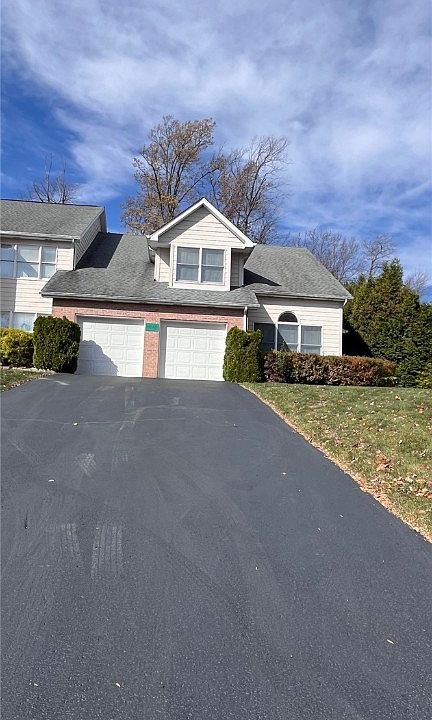 1st image of 36 Lakeridge Dr