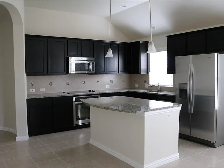 913 Wolcott Dr — Photo 2