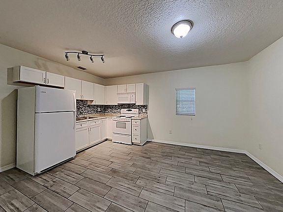 5th image of 613 E 2nd St #203