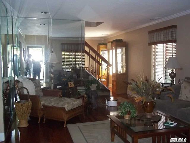 1st image of 942 Skyline Dr