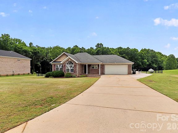 3rd image of 2823 Gourdvine Dr