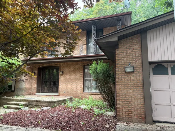 5064 Far Ravine Ct, West Bloomfield, MI 48323