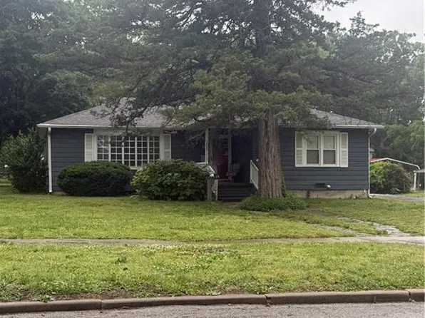 105 N 8th St, Fredonia, KS 66736
