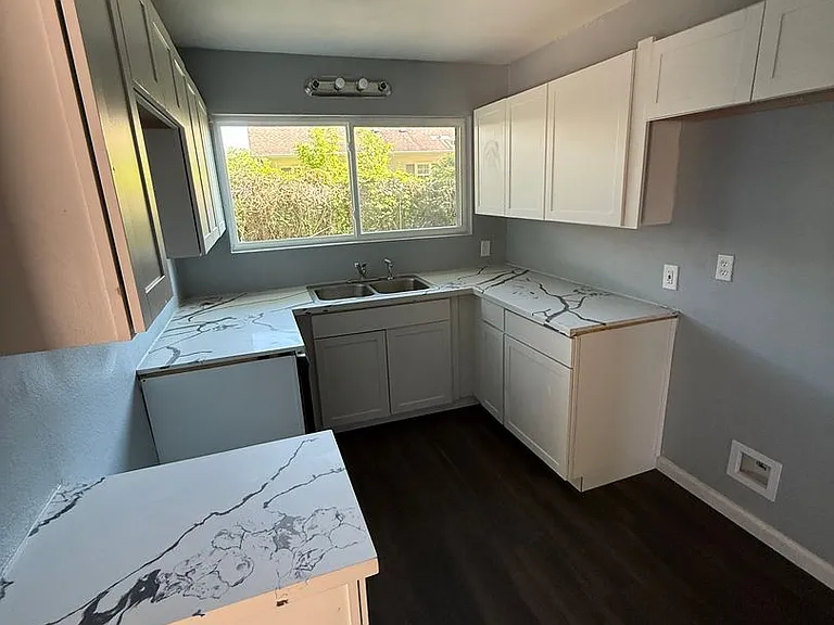 3726 Edgemont Dr — Photo 3
