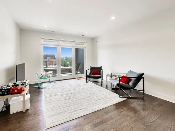 3001 N Southport Ave #403, Chicago, IL 60657