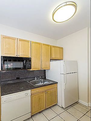 4th image of 37 W 89th St APT 3