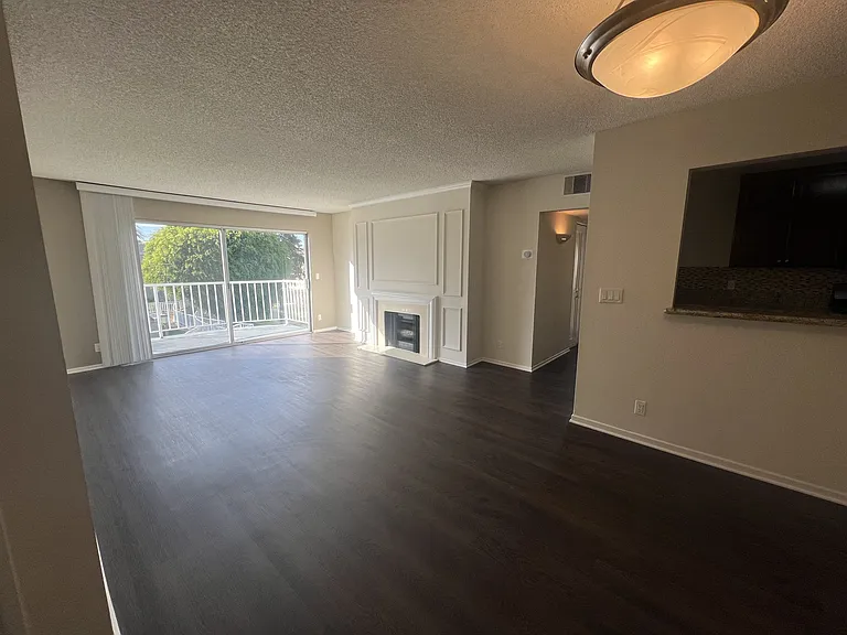 Versailles on the Lake Apartments — Photo 139