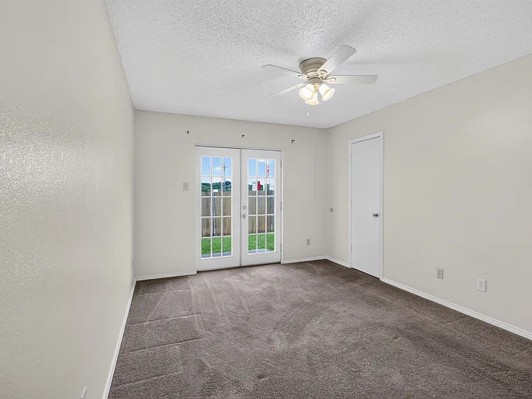 1115 Lombard Ln — Photo 10