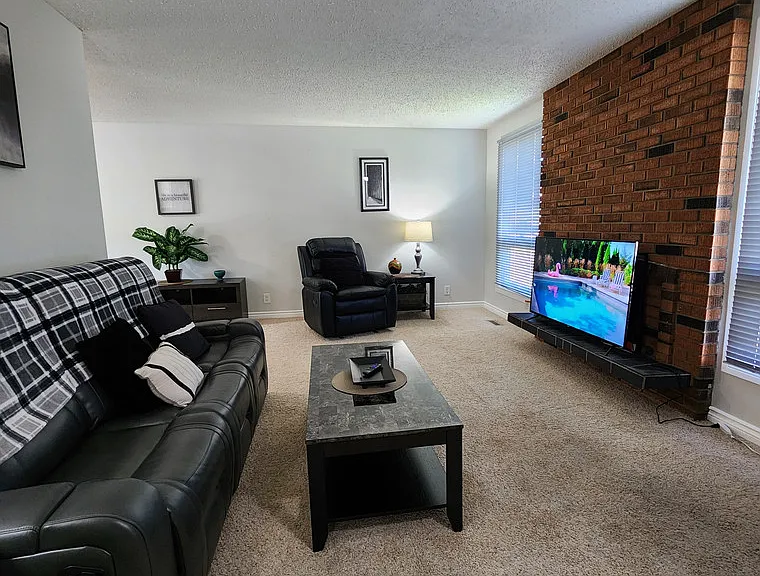 19 Newcombe Cres #M — Photo 2