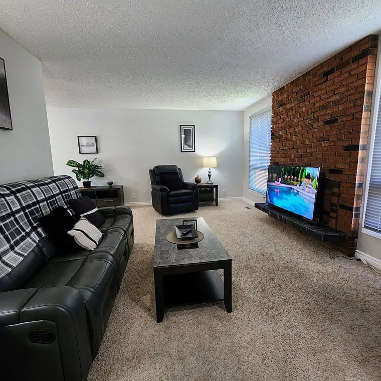 Building Photo - 19 Newcombe Cres #M
