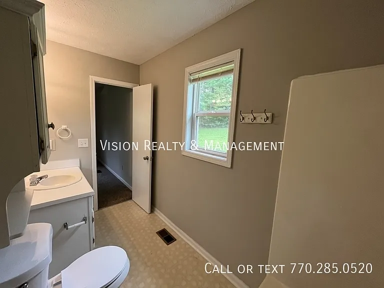 106 Barton Ln — Photo 3