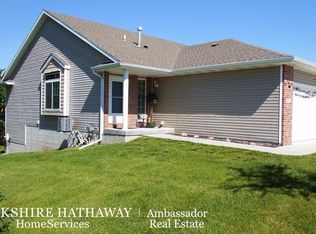 611 Carlton Dr, Lincoln, NE 68512
