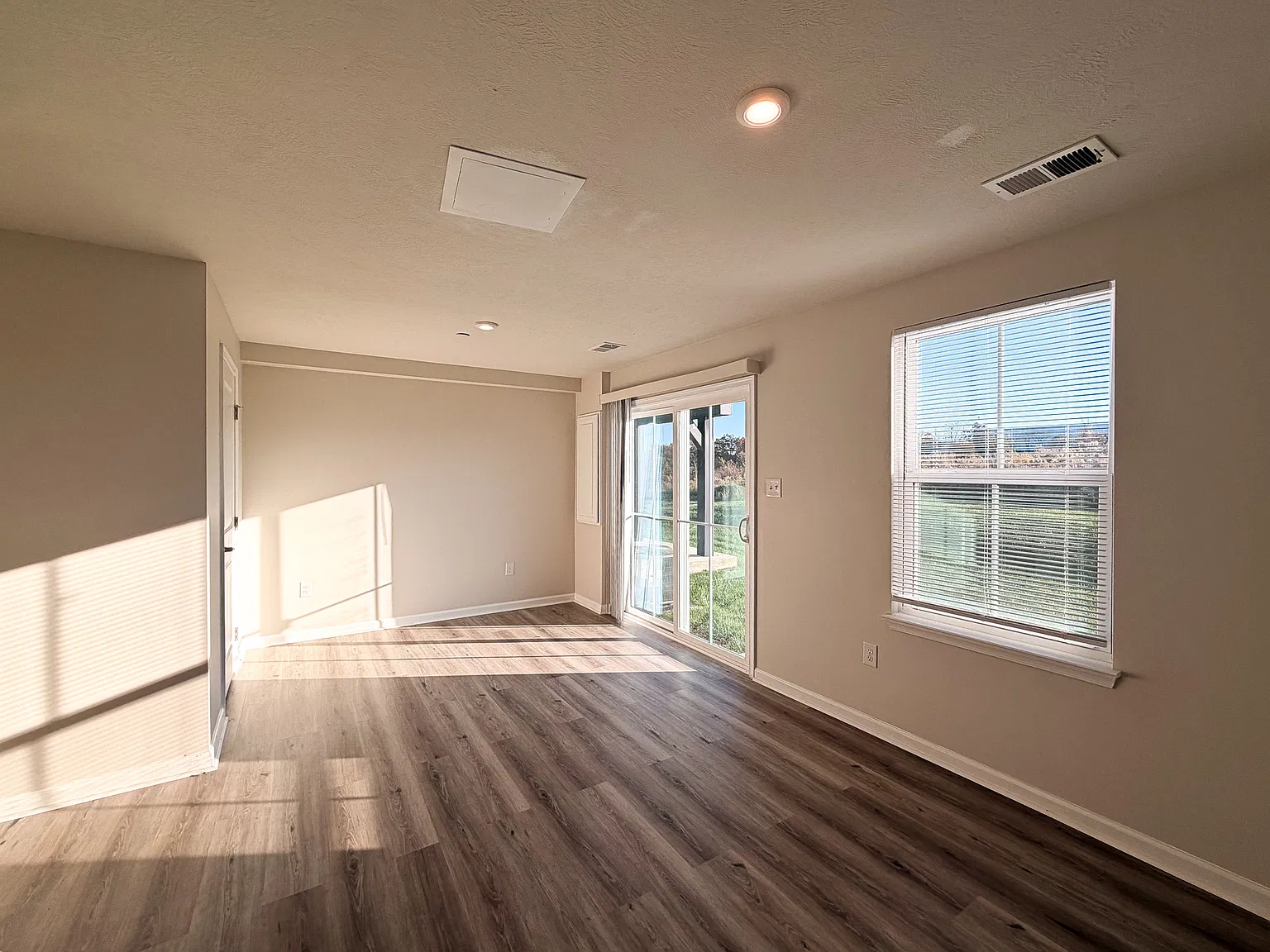 3 bed, 2.5 bath, 1432 sqft, $1,900 — Photo 4