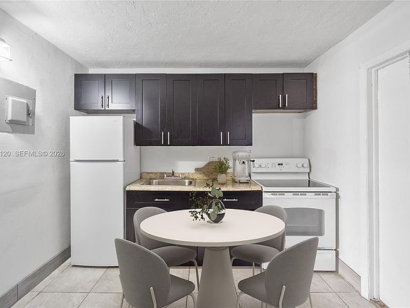 4th image of 332 SW 3rd St APT 9