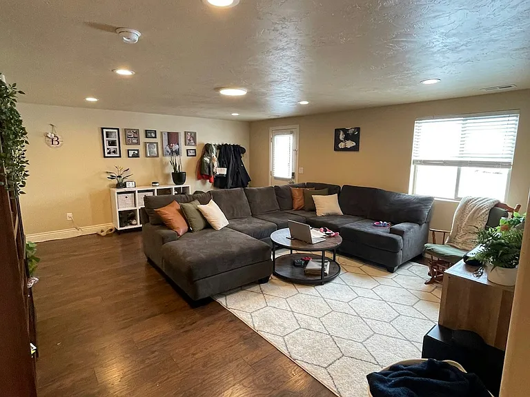 976-1925 W B #B — Photo 6