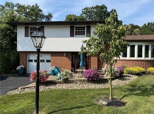 825 Chateau Dr, Ellwood City, PA