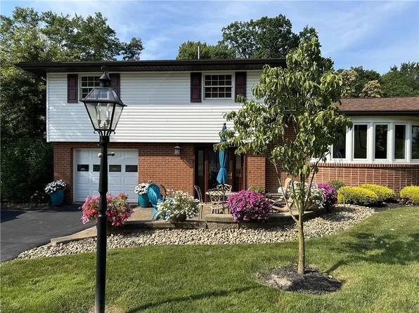 825 Chateau Dr, Ellwood City, PA 16117