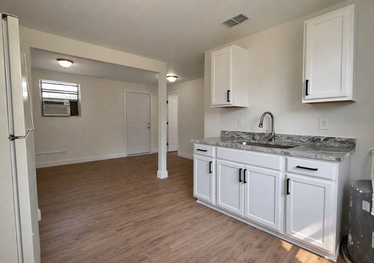 Beautifully Updated Annual Rental Move-In Ready & Great Location! — Photo 1