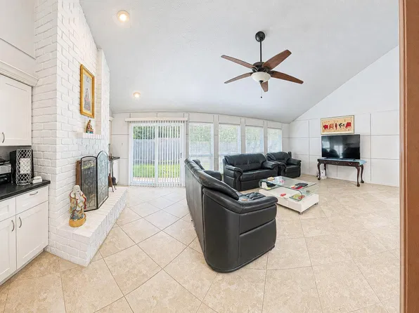 5218 Pine Cliff Dr, Houston, TX 77084