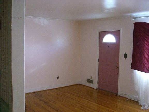 5th image of 517 University Blvd W