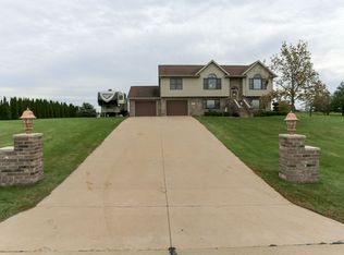 13332 W Clay Dr, Dubuque, IA 52002