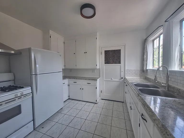 11256 Victory Blvd — Photo 7