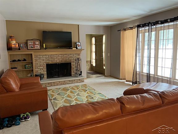 2nd image of 1481 Hawthorne Dr