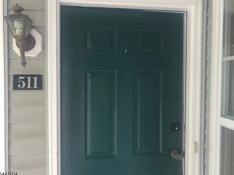 511 Chatfield Dr — Photo 2