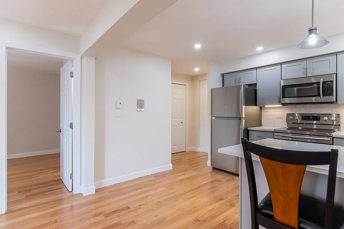 Building Photo - 10 Roberts St #15