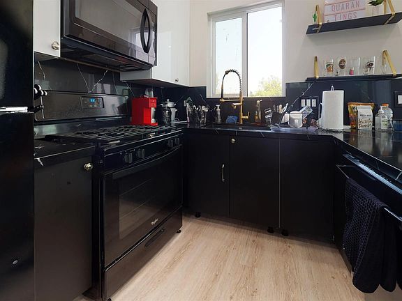 2nd image of 5270-72 Manhasset Dr