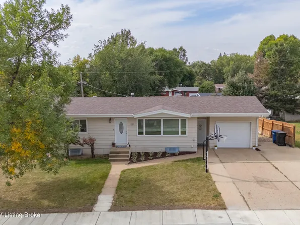 231 Baker Ave, Dickinson, ND 58601