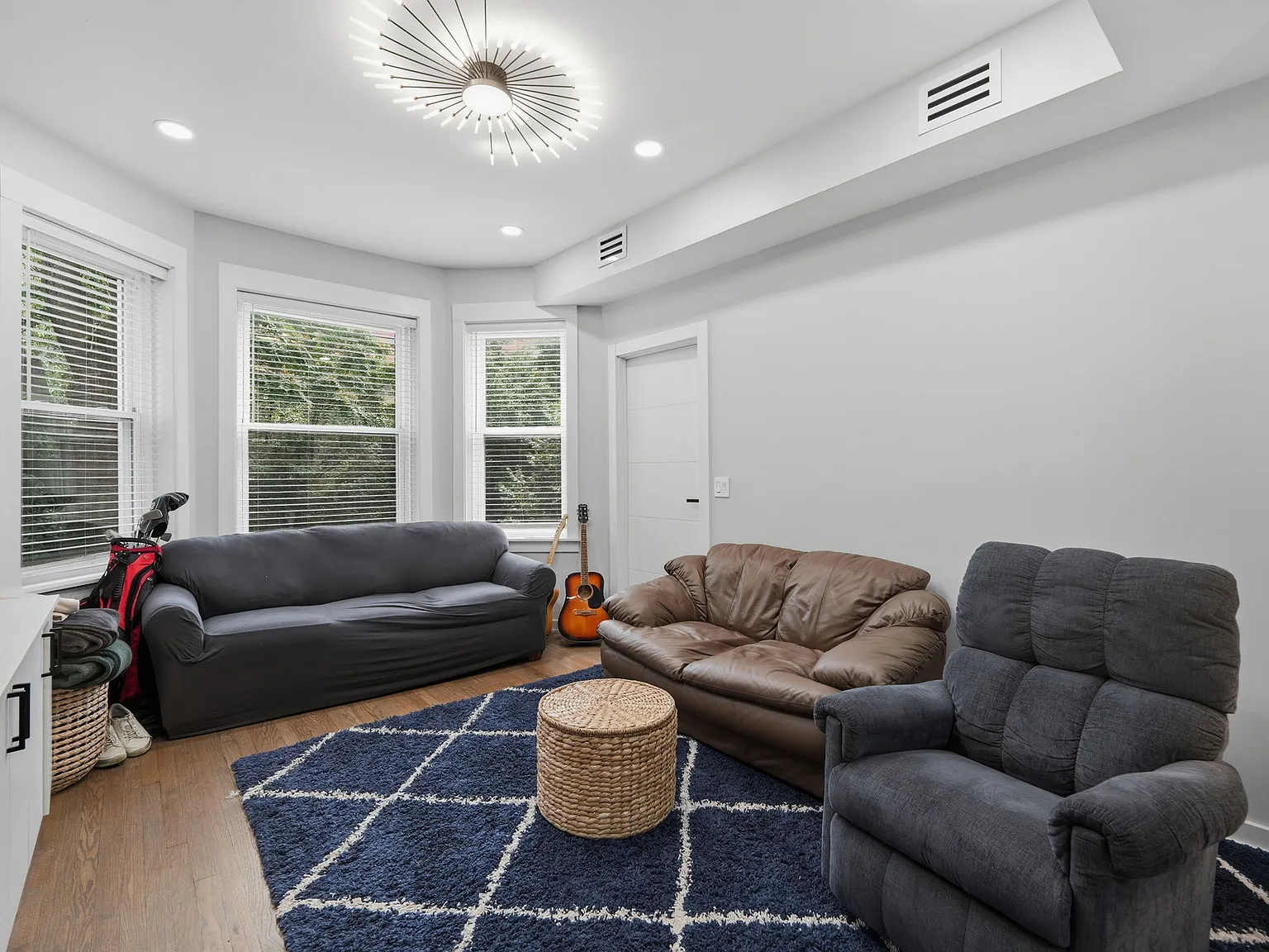 3 bed, 1.5 bath, 1370 sqft, $4,395 — Photo 2