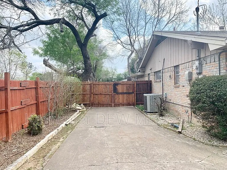 505 E Scotland Dr — Photo 19