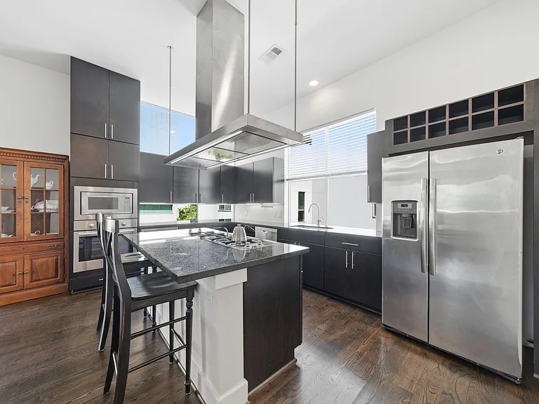 1221 W 17th St — Photo 11