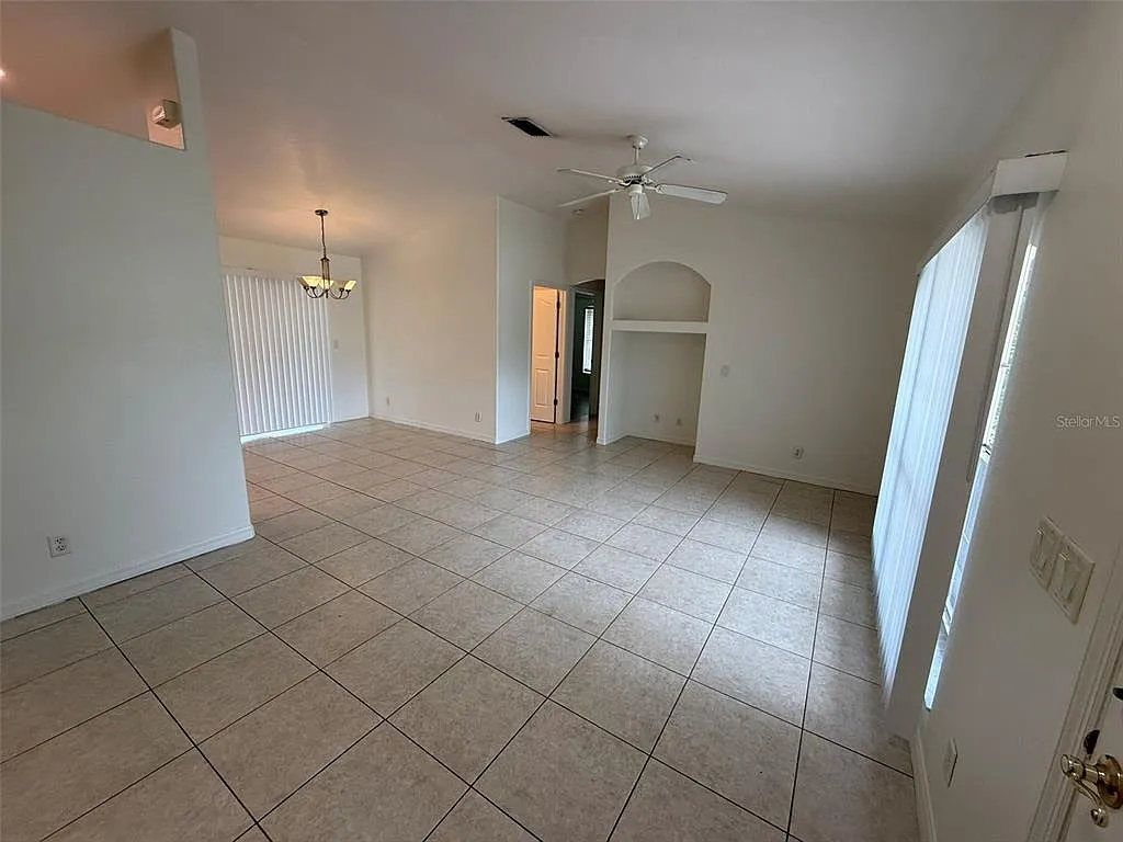 3 bed, 2.0 bath, 1241 sqft, $1,725 — Photo 2