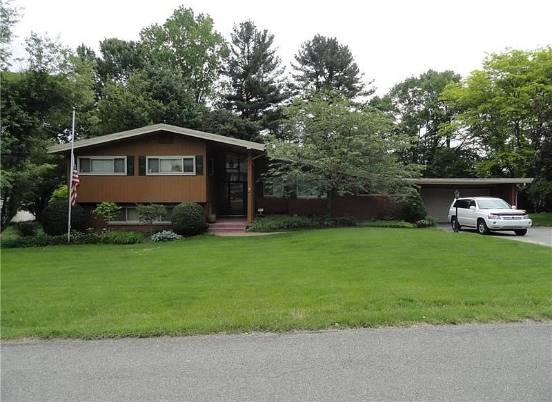 1st image of 121 White Oak Dr