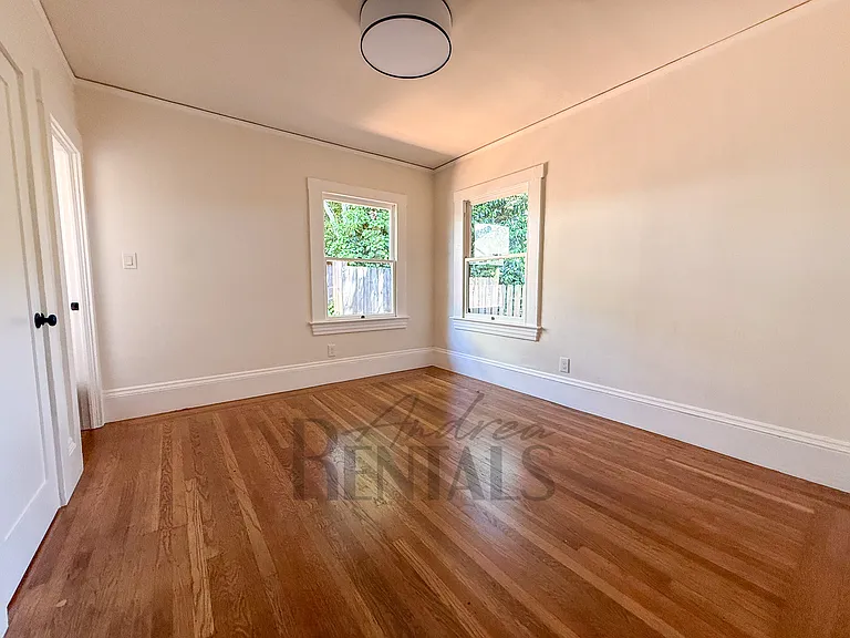 1329 Oxford St — Photo 15