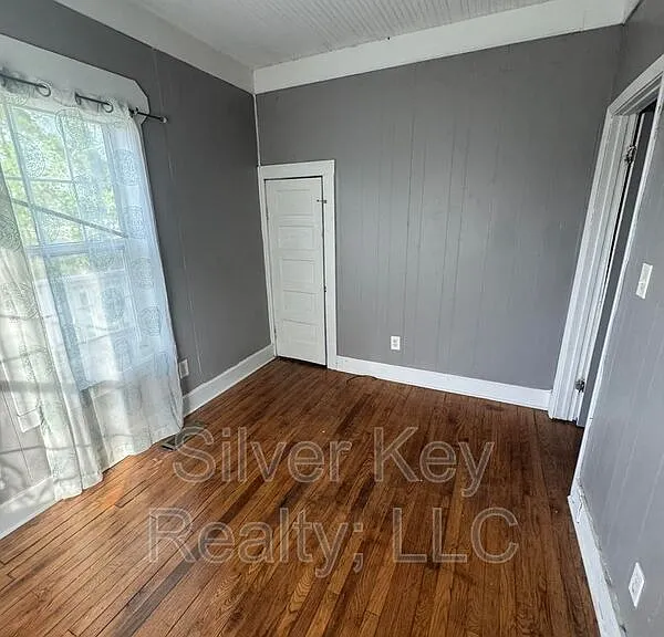 212 S Jackson St — Photo 16