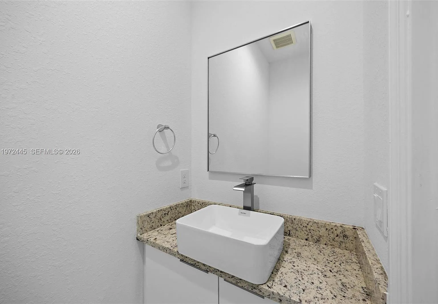 3 bed, 2.5 bath, 1638 sqft, $2,200 — Photo 4