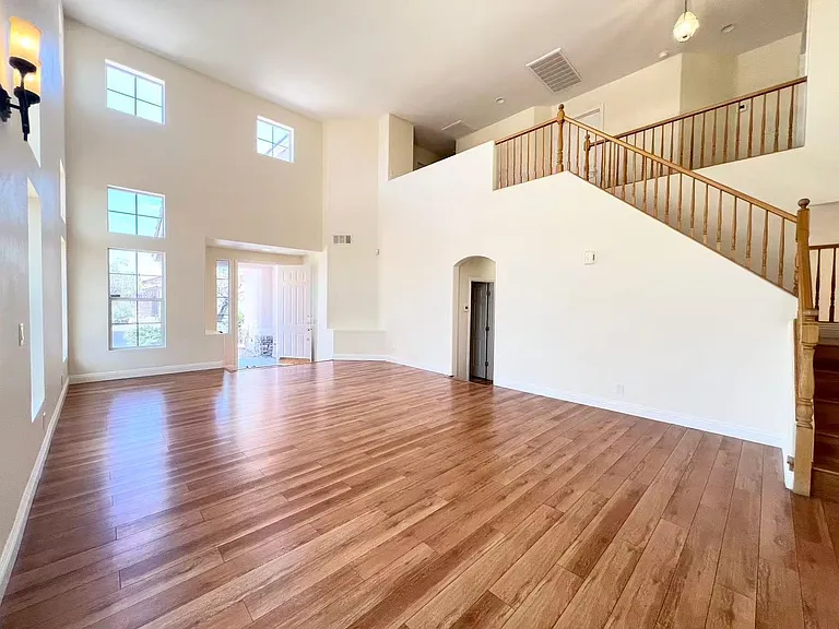 9891 Ridge Hill Ave — Photo 3