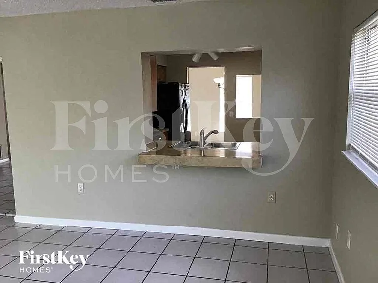 613 Brittany Ct — Photo 2