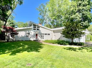 206 Biltmore Dr, North Barrington, IL 60010