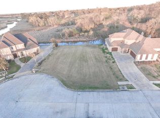 627 Mildred Mnr, Port Neches, TX 77651