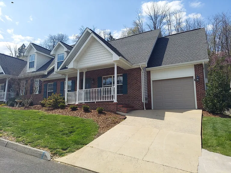 30 Hiddenbrook Ln — Photo 3