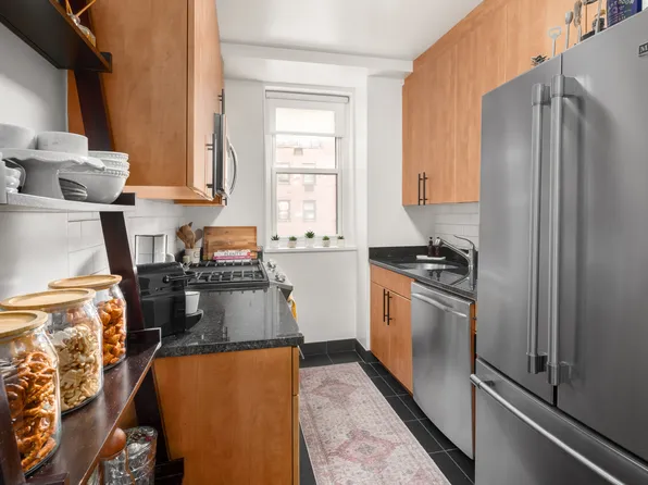63 East 9th Street 6F image 3 of 6