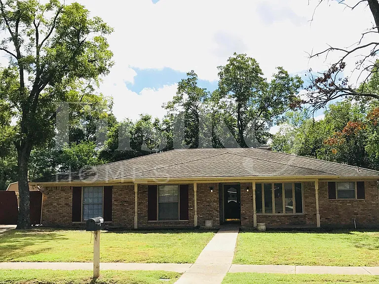 2710 Peachtree Ln — Photo 1