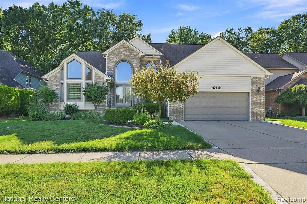 4 bed, 3.5 bath, 4241 sqft, $3,600 — Photo 1